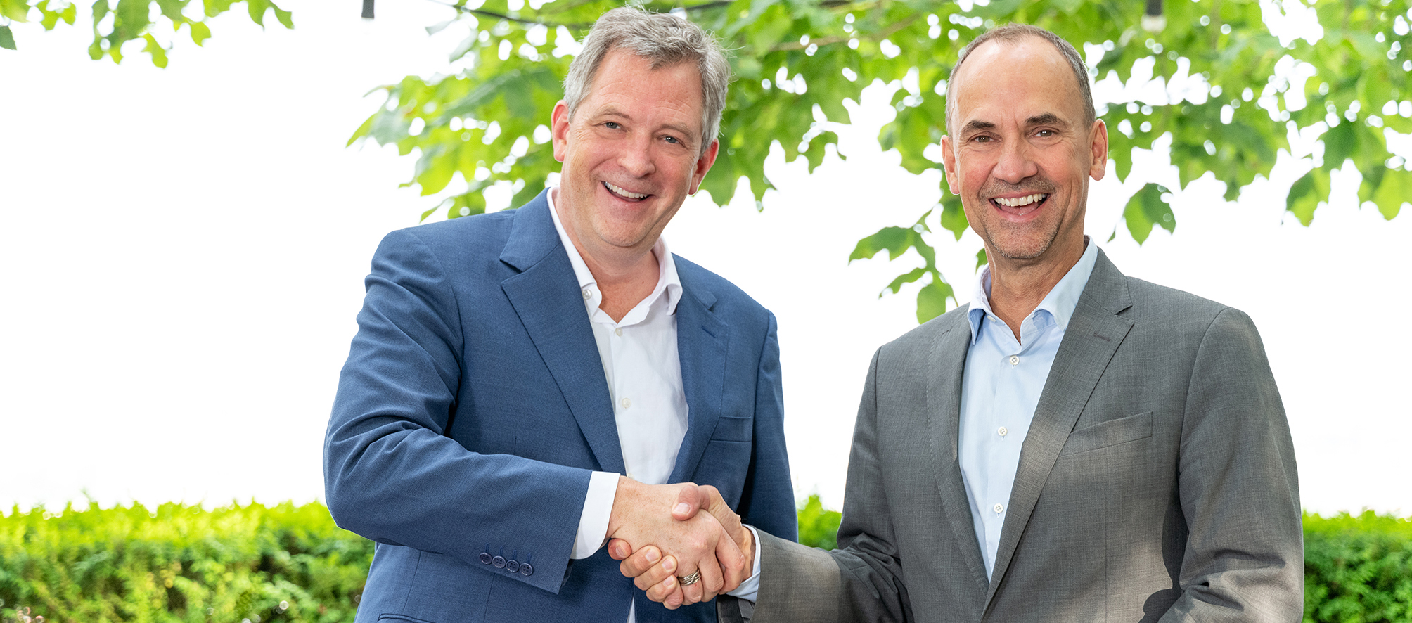 Jörg Heilingbrunner and Niklaus Santschi shake hands